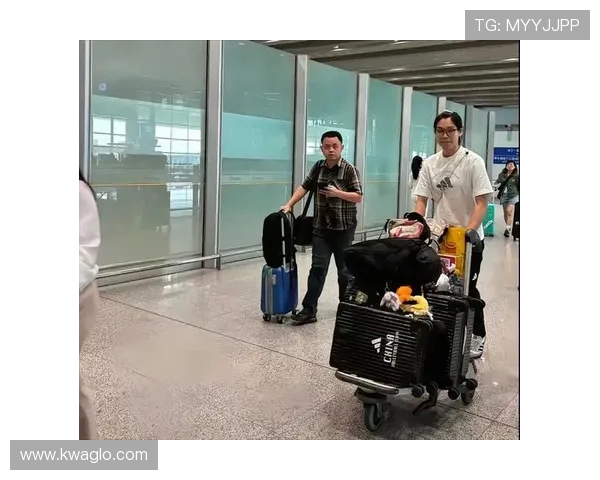 杨昊训练完直接去接娃，球衣都没换，后备箱塞满尿布和蛋白粉